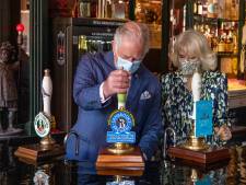 Langs de ‘koninklijke’ kroegen van Londen: ‘Gek idee dat koning Charles hier een pint dronk’