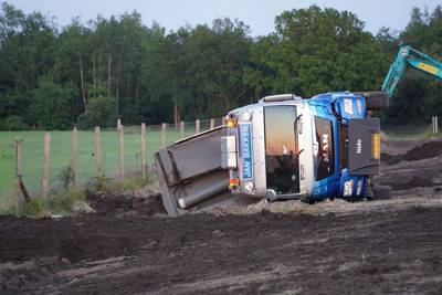 Vrachtwagen kantelt tijdens werkzaamheden aan A32 bij Steenwijk