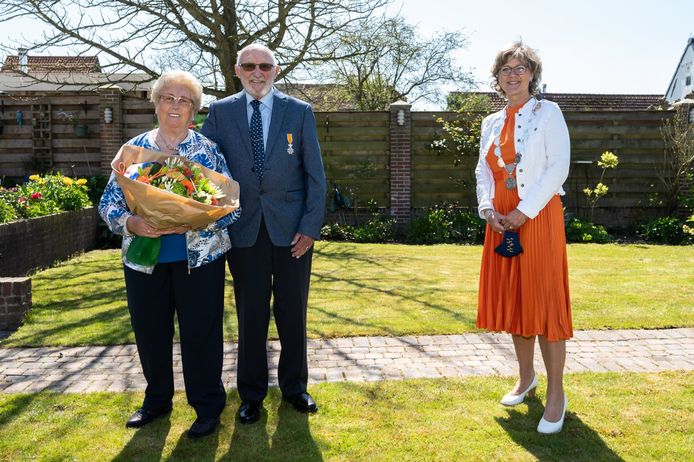 Rien Bakelaar is met zijn 87 jaar de oudste decorandus van Goeree-Overflakkee. Rechts burgermeester Ada Grootenboer-Dubbelman.