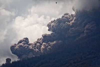 Indonesische vulkaan Mount Ibu uitgebarsten