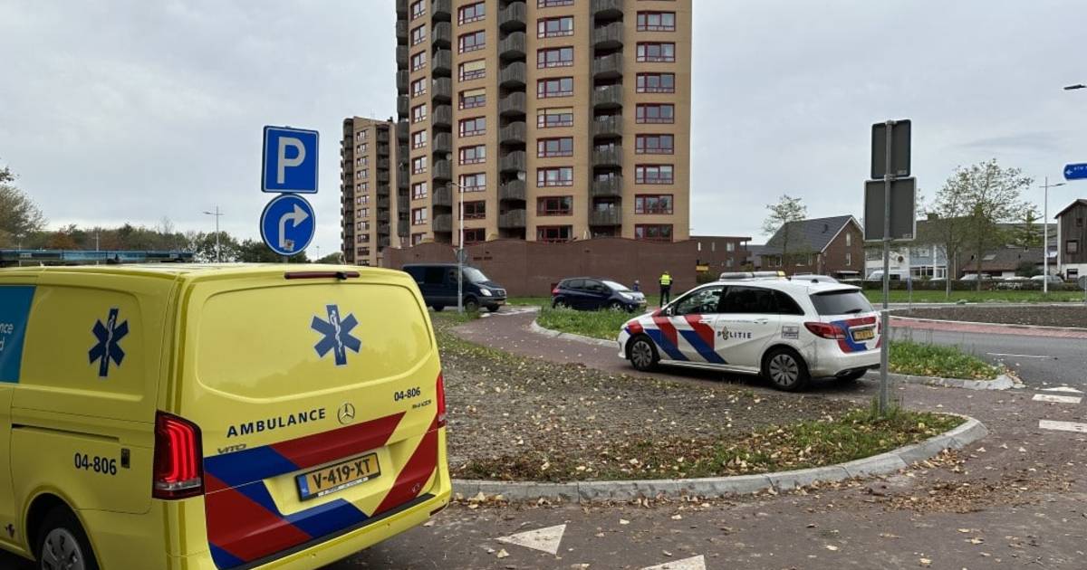 Moeder en kinderen op fiets raken gewond in Kampen na botsing met auto: bestuurder aangehouden.
