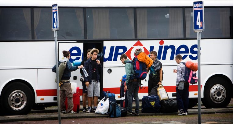 Vakantiegangers verlaten een bus van Eurolines op een verzamelpunt aan het Julianaplein in Amsterdam.  Beeld ANP