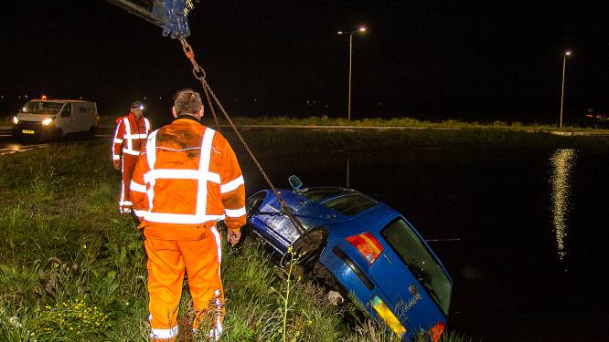 Bestuurder onder invloed belandt met auto in water in Papendrecht