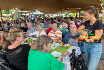 Teteringers onder elkaar aan het dorpsmaal: ‘Eten verbindt’