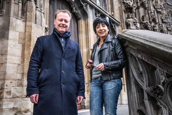 Christophe Peeters (Open Vld) en Zeneb Bensafia (Grpoen) op de trappen van het stadhuis. Hij wordt voorzitter, zij ondervoorzitter