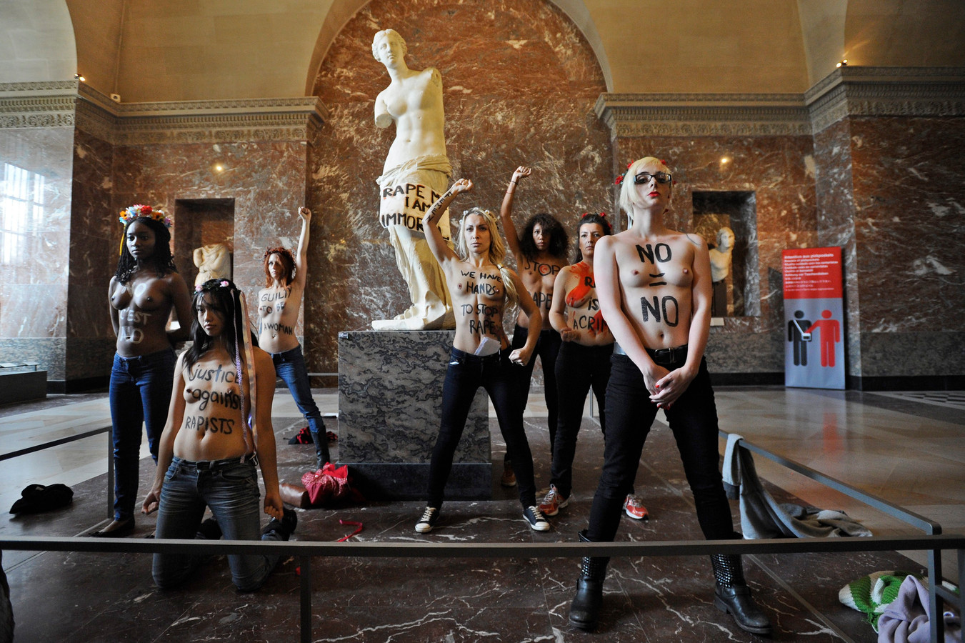 Blote borsten in het Louvre | Foto | AD.nl