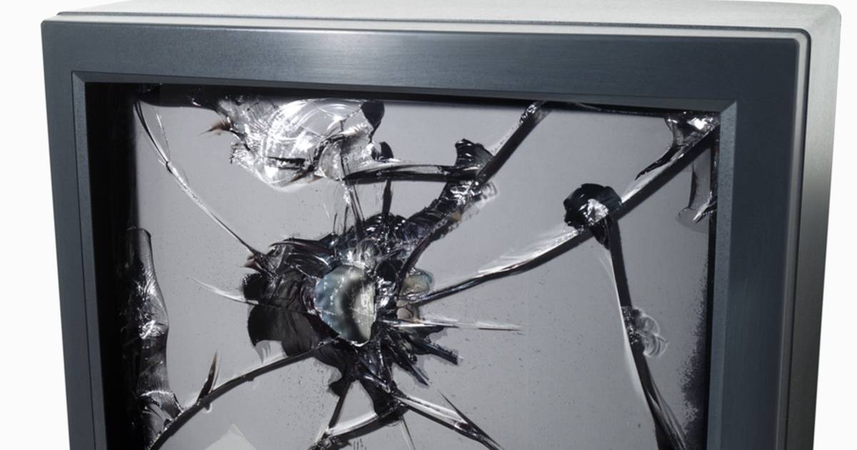 Сломанный дисплей телевизора. Телевизор который разбит. Телевизор который разбит. Разбитый экран телевизора. Разбитый телевизор.