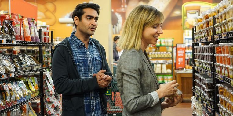 Kumail Nanjiani en Zoe Kazan in ‘The Big Sick’ van Michael Showalter. Beeld 