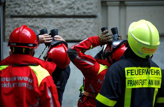 Brandweerlui volgen met verrekijkers de stunt van de Fransman.