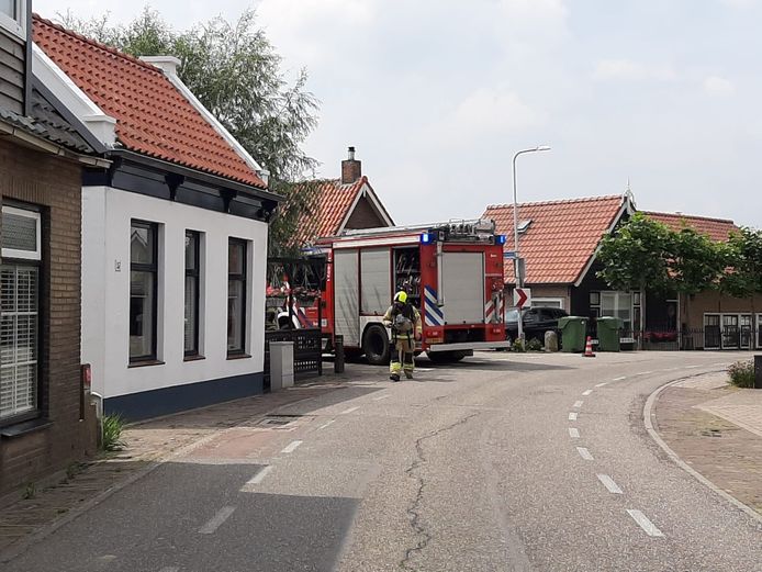 Hulpdiensten ter plaatse in Dorpsstraat Maasdam.