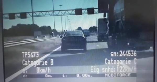 Vrachtwagen drukt auto van de weg, met daarin... de verkeerspolitie
