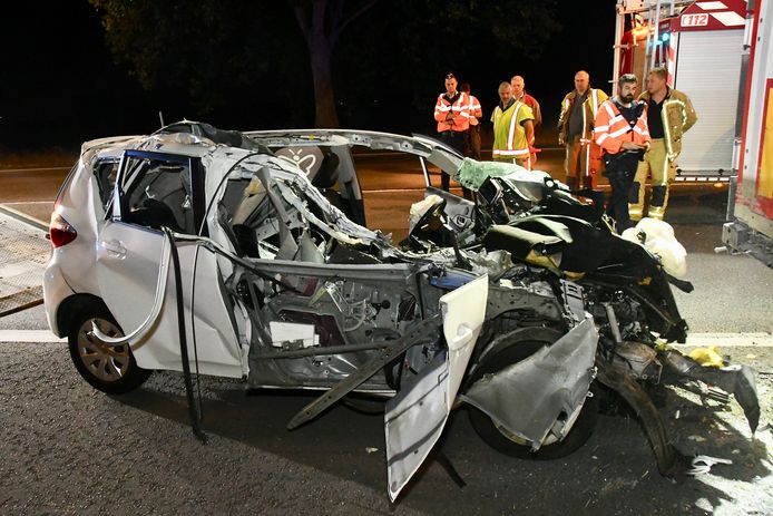 De Toyota Verso schoof gedeeltelijk onder de geparkeerde oplegger, na de verschrikkelijke klap langs de Noorderring in Vlamertinge. De hele rechterkant van het voertuig werd opengereten.