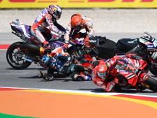 Straf en mogelijk handbreuk Marc Márquez na flinke crash: ‘Dit ongeluk was mijn fout’
