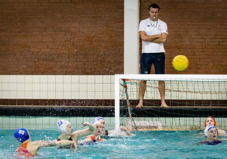 Bondscoach Arno Havenga tijdens een training van de waterpolovrouwen op weg naar het EK. Beeld ANP