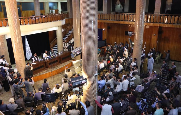 Taliban-woordvoerder Zabihullah Mujahid dinsdag tijdens de eerste persconferentie ooit van de Taliban. Die vond plaats in een zaal in Kaboel die de Afghaanse regering eerder gebruikte om de internationale media te woord te staan.