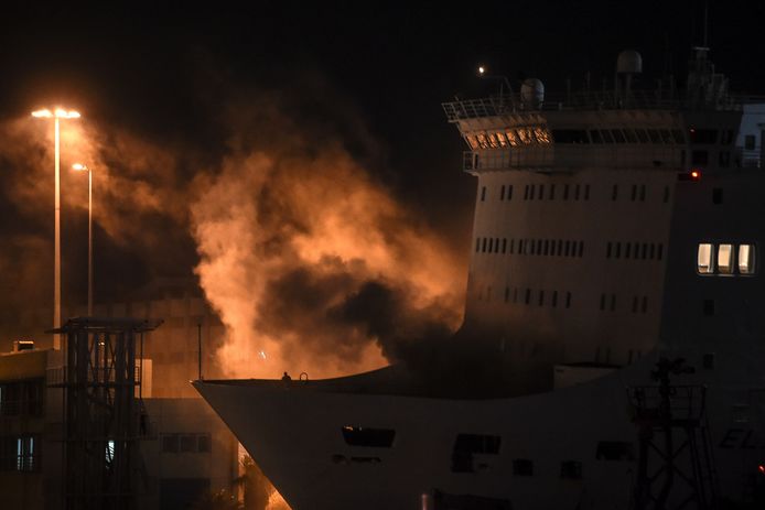 Rook stijgt op uit de Eleftherios Venizelos in de haven van Piraeus.