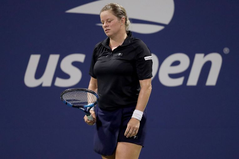 Kim Clijsters kijkt wat radeloos naar haar racket in de eerste ronde van de US Open, in New York. Ze verliest van de Russische Ekaterina Alexandrova in drie sets (3-6, 7-5, 6-1). Beeld AFP