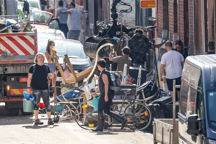 Évacuation des déchets à Angleur, après les inondations.