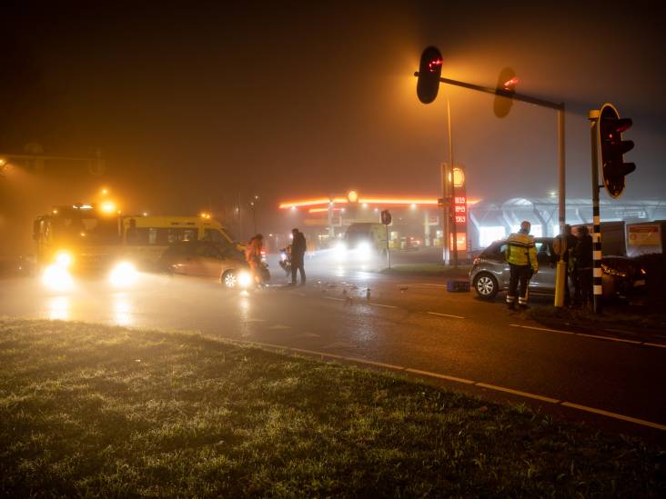 Twee auto's botsen op kruispunt in Roosendaal: bestuurster gewond