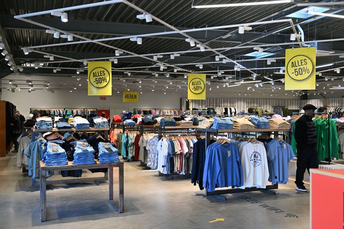 NET OPEN. Pop upwinkel verkoopt merkkledij aan de helft van de prijs in voormalige Brantano. Denk Petrol G Star Raw Ralph Lauren en af en toe zelfs Hugo Boss Herent hln.be