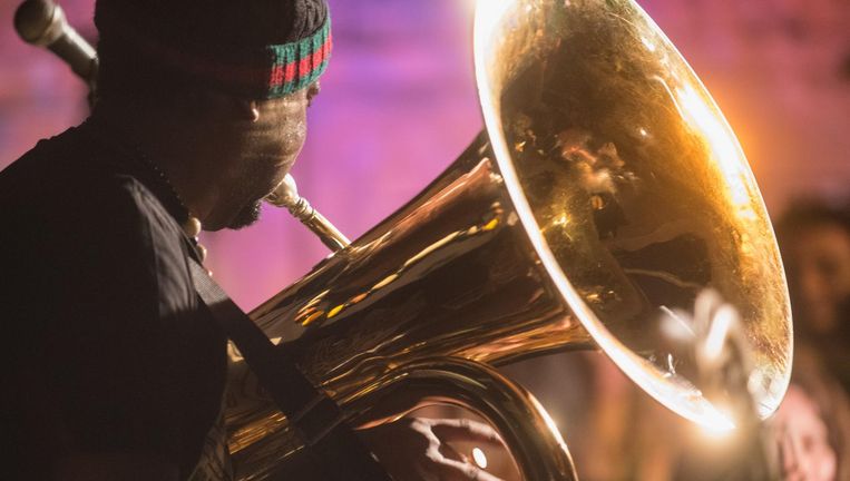 Theon Cross met zijn tuba in het Total Refreshment Centre in Londen-Dalston, tijdens We Out Here. Beeld We Out Here