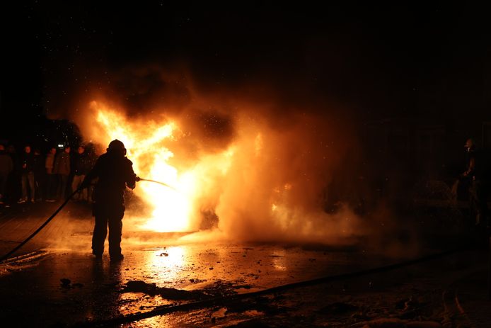 Op de Witboomstraat in Veen zijn opnieuw twee voertuigen in brand gestoken. De voertuigen werden door de brandweer met schuim geblust.