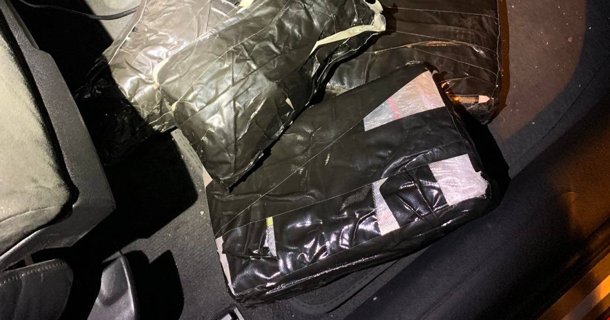 Mannen vervoeren 4 kilo harddrugs in verborgen ruimte onder motorkap