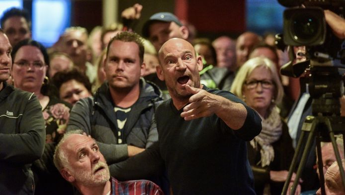 De gemoederen liepen soms hoog op bij een informatieavond over de komst van een azc in Tilburg