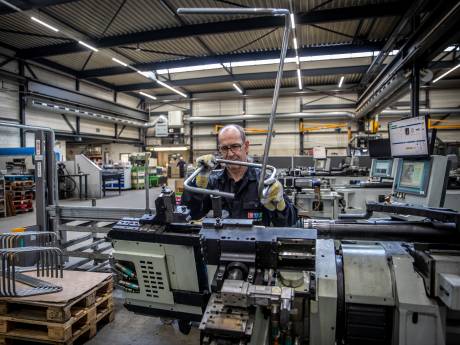 Van varkensstal naar designlamp: Coppens in Westerhoven buigt bedrijf om naar metaaltechniek