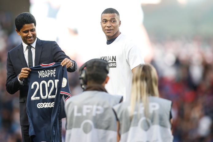 Il presidente Nasser Al-Khelaifi (a sinistra) mostra che Kylian Mbappe rimarrà a Parigi fino al 2025.