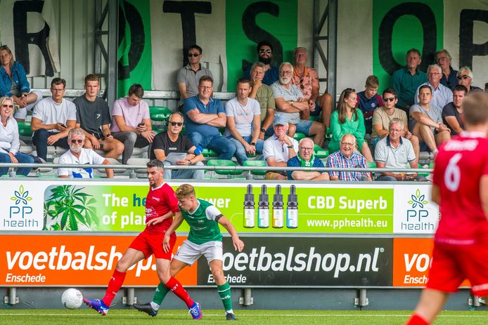 Onder toeziend oog van het publiek schermt Excelsior’31-speler Hakim Ezafzafi de bal af in duel met Wessel Witbreuk van HSC’21.