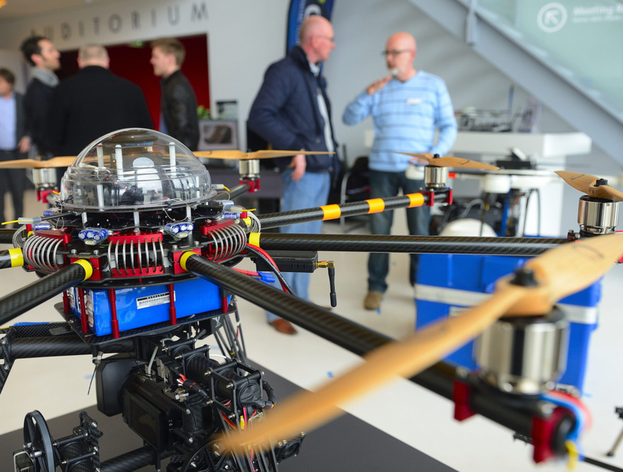 Bezoekers op de beurs van Unmanned Aircraft Systems, de zogenaamde drones en octocopters op de High Tech Campus in Eindhoven.  Beeld anp