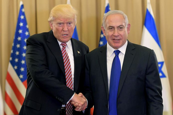 Donald Trump (L) en Benjamin Netanyahu (R)
