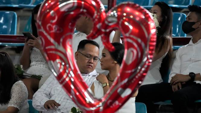 Pour la Saint-Valentin, un maire philippin récompense ses employés célibataires