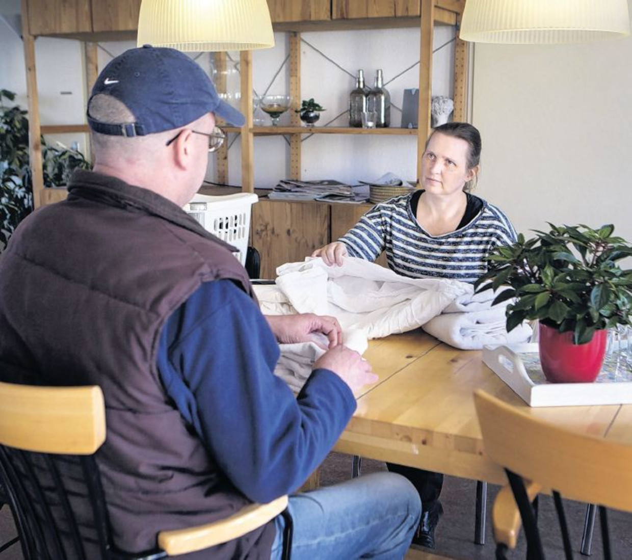 Anneke Wignand in gesprek met een bewoner (niet Albert) van het Kick Wilstraplantsoen in Almere. Beeld Jörgen Caris