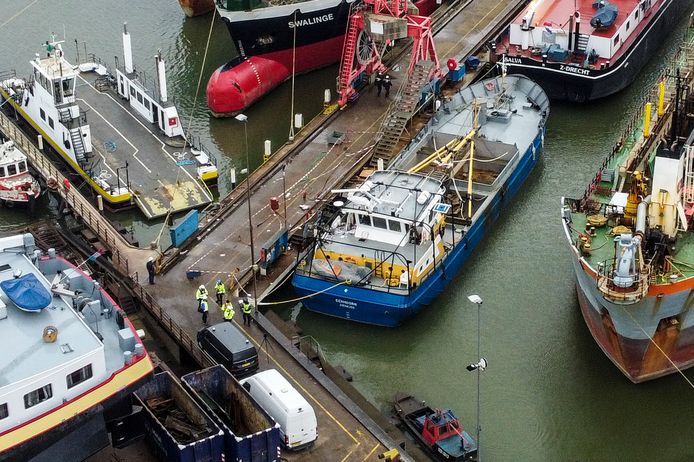Het onderzoek na de fatale ontploffing op de ZZ-7 Eenhoorn (het blauwe schip) in Dordrecht. Bij de explosie kwam Dennis Noordzij (25) om het leven, een drie jaar oudere collega raakte zwaargewond.