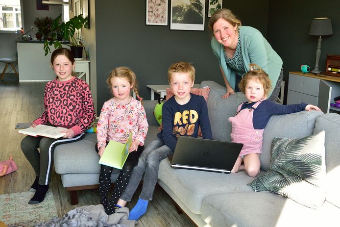 Janet de Vos en haar kinderen.