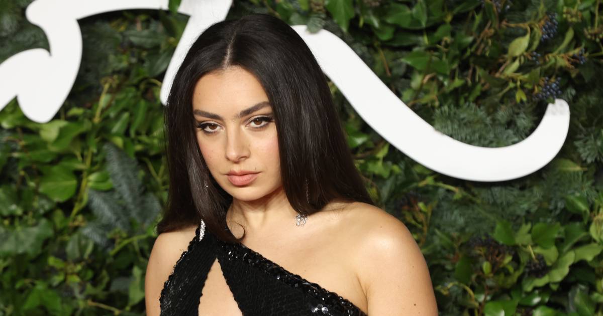 Charli XCX stops social media after many criticisms |  showbiz