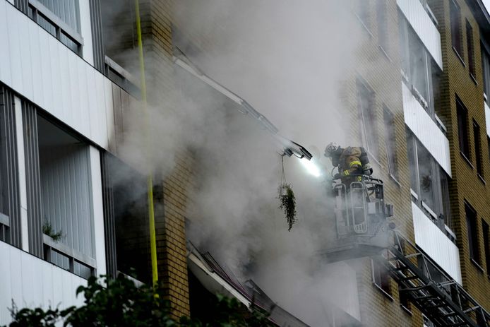 Een brandweerman is aan het werk bij het appartementencomplex in Göteborg waar vanmorgen een explosie plaatsvond.