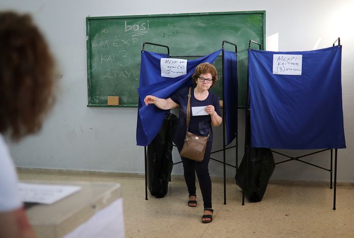 Een vrouw stemt in Athene.