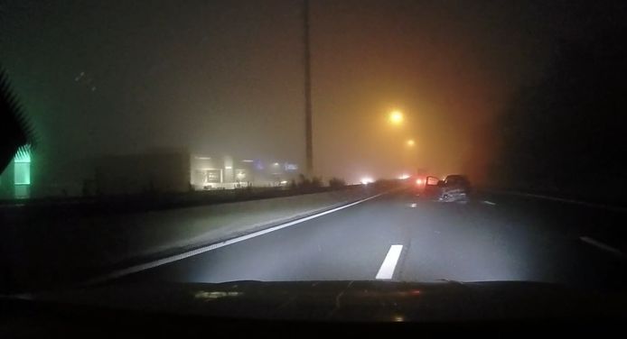 Op de E40 tussen Gent en Brussel gebeurde deze ochtend een gevaarlijk ongeval door de mist.