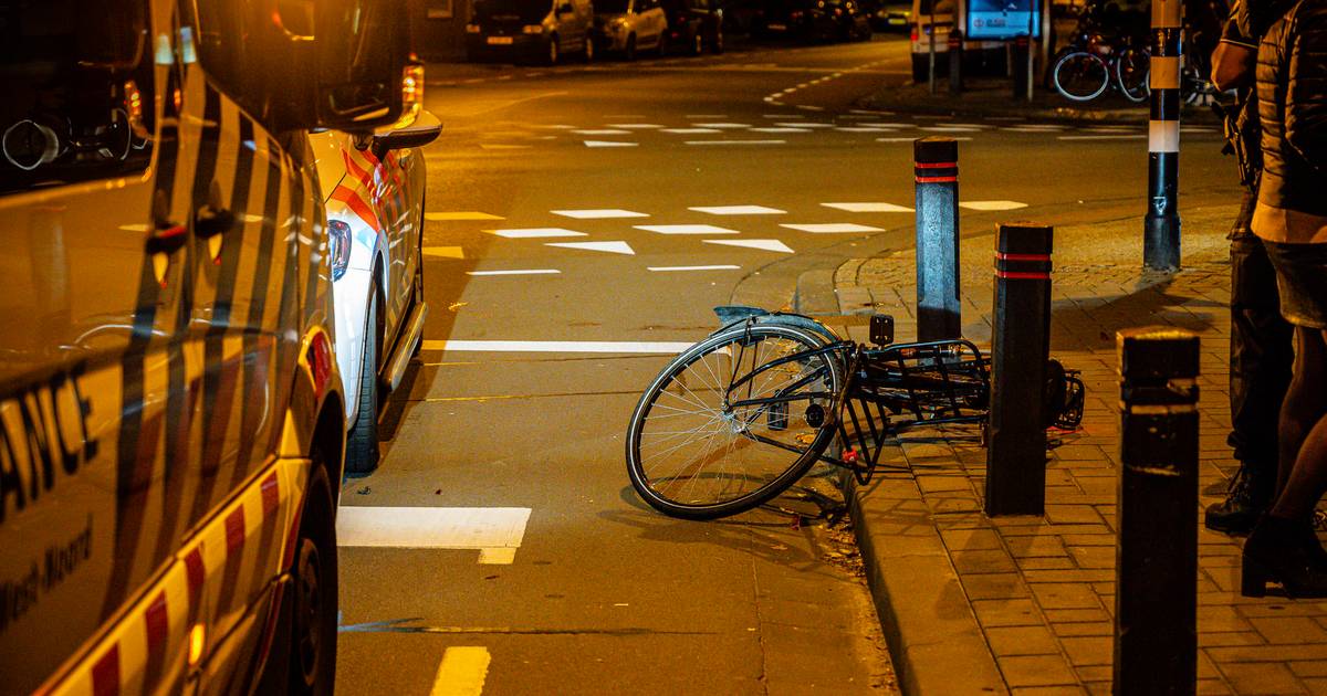 Fietsster gewond na aanrijding met auto in Tilburg, automobilist gaat ervandoor.