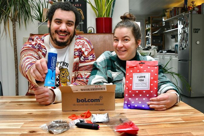 Akim en Lisa bestelden babymelk maar kregen een erotische geschenkset met seksspeeltjes.
