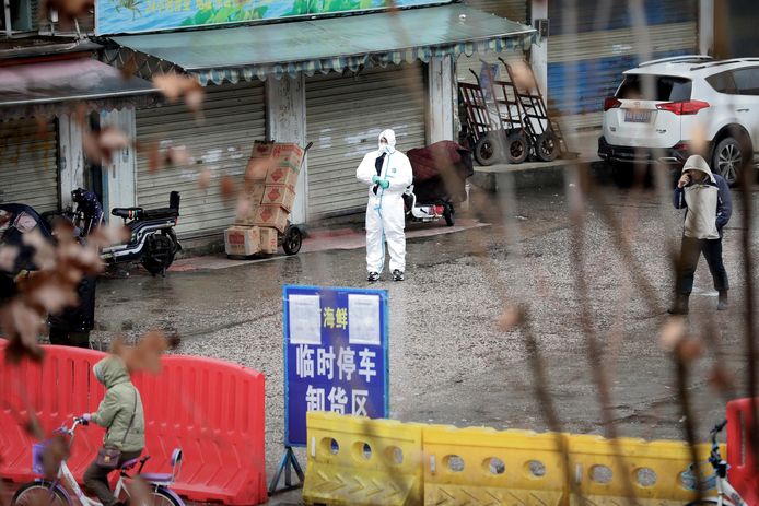 De vismarkt in Wuhan werd afgesloten. Er wordt onderzocht of er een link is tussen de vismarkt en de uitbraak van het nieuwe coronavirus.