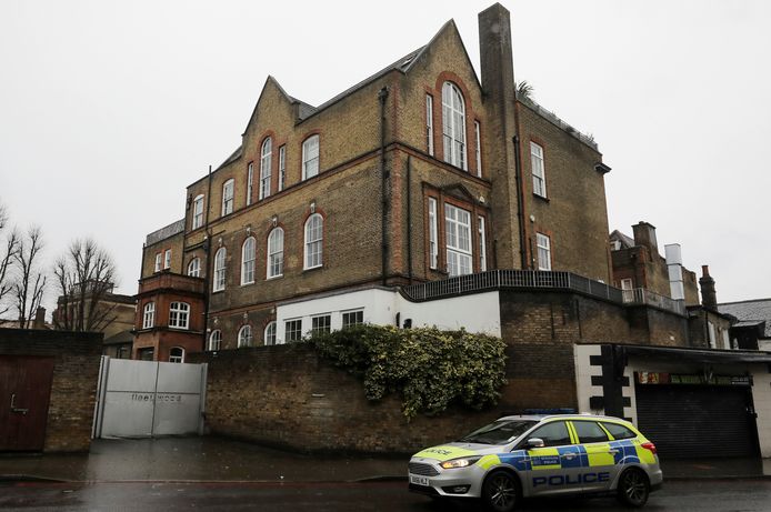 Politie aan het Londense appartementsgebouw waar Caroline Flack dood werd aangetroffen.