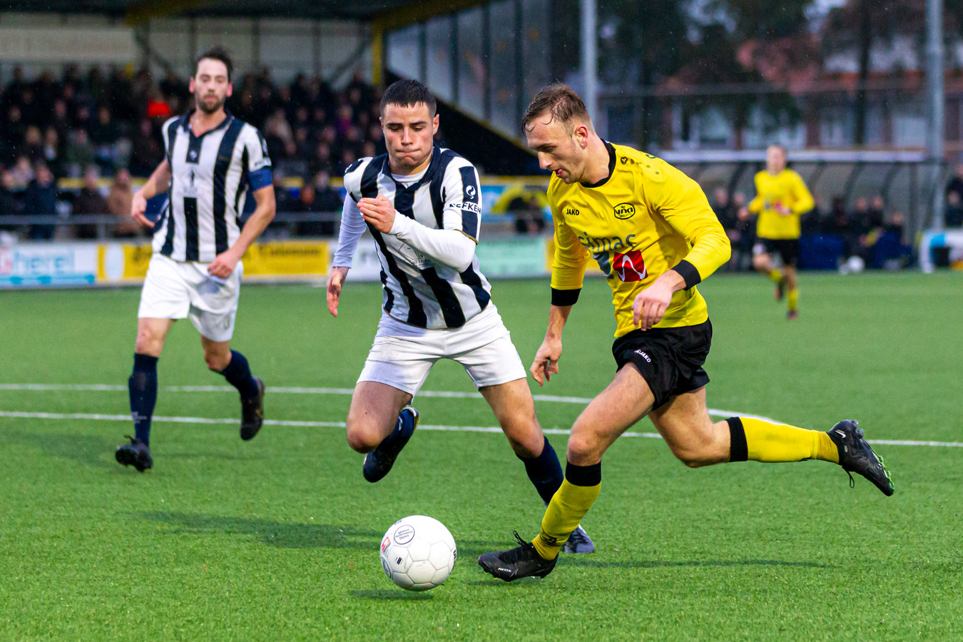 Max van den Akker (r) van UNA in actie tegen Hercules.