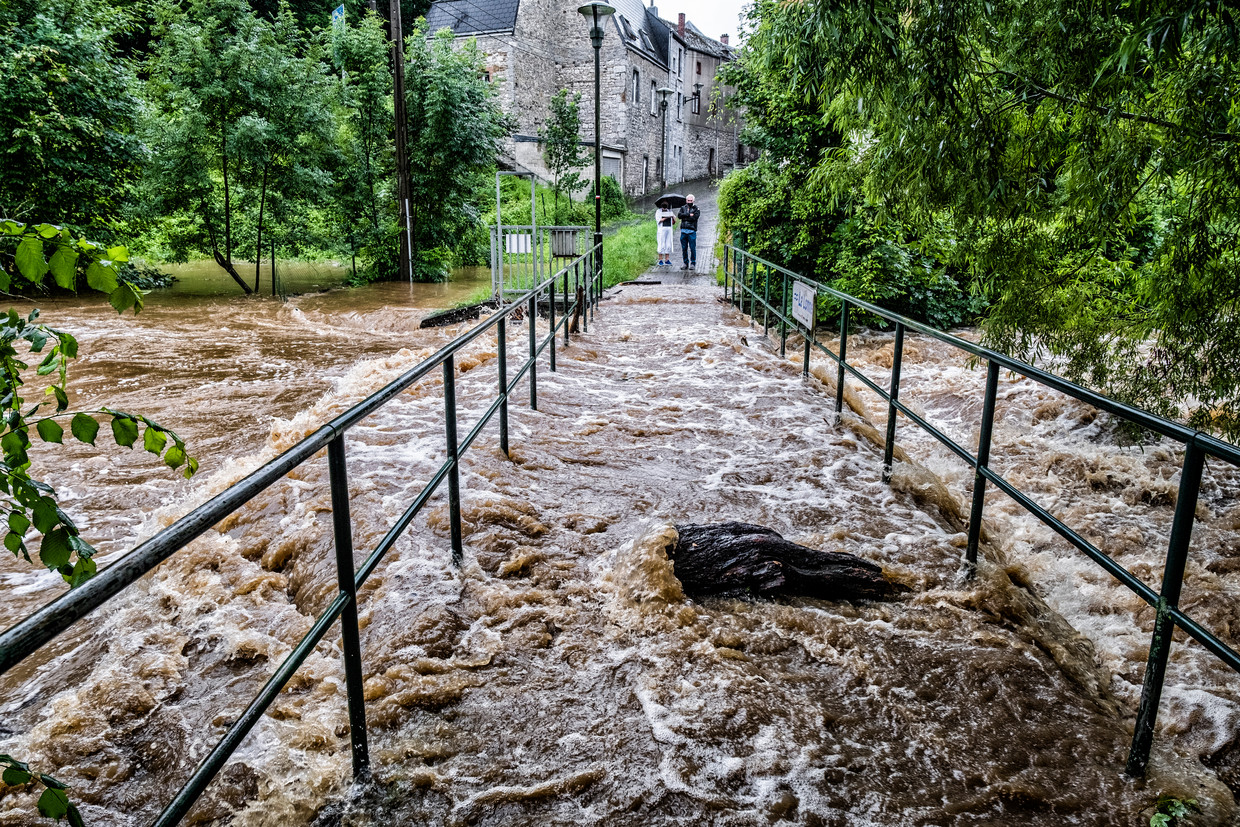Rochefort is erg zwaar getroffen door de hevige regenval. De Rivier de Lomme is buiten haar oevers getreden van vele huizen zijn onder water gelopen. Beeld Tim Dirven