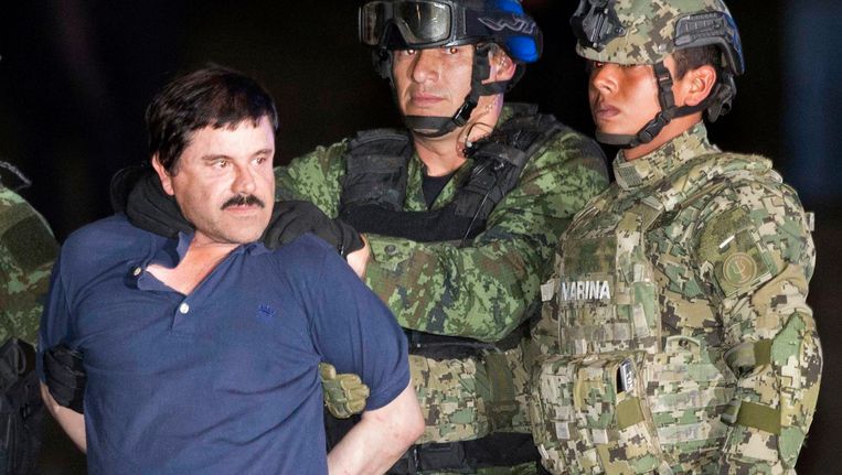 Joaquín 'El Chapo' Guzmán wordt door militairen naar een helikopter geleid na zijn aanhouding in Mexico Stad op 8 januari. Beeld AP