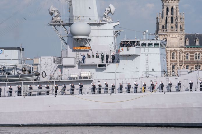 Vijf Belgische en vier Nederlandse marineschepen – fregatten en mijnenjagers - voeren van aan de Scheldebocht tot op het Zuid, en terug.