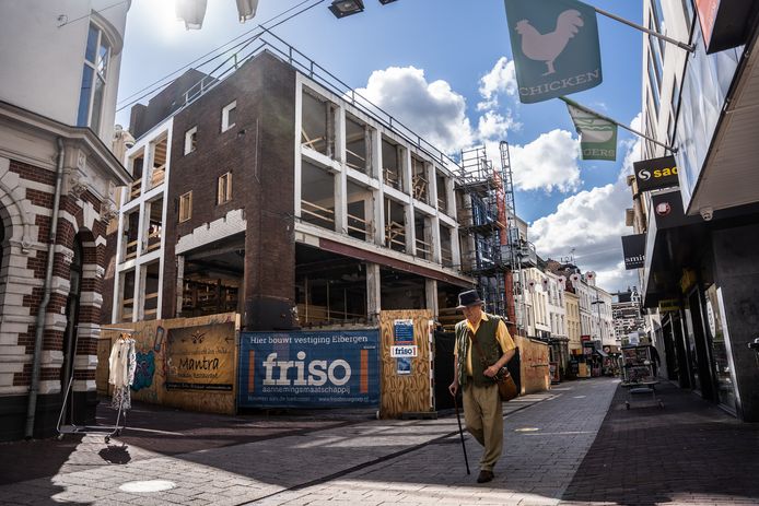 Grootscheepse verbouwing van een voormalig  'lelijk eendje’ aan de Jansstraat. Boven de nieuwe winkel moeten zes luxe appartementen komen.